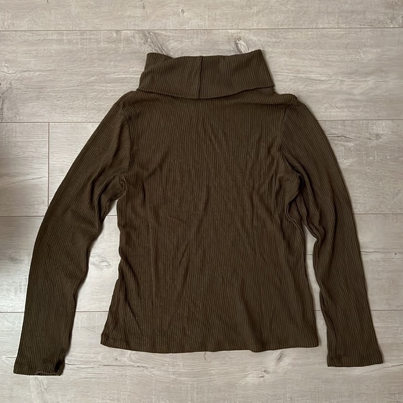 Olive green turtleneck sweater - Picture 2 of 4